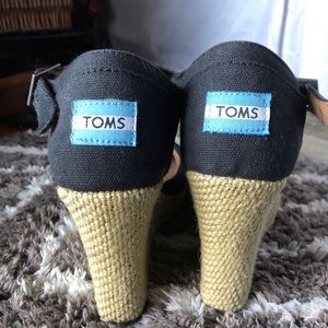 Toms wedge crisscross sandals